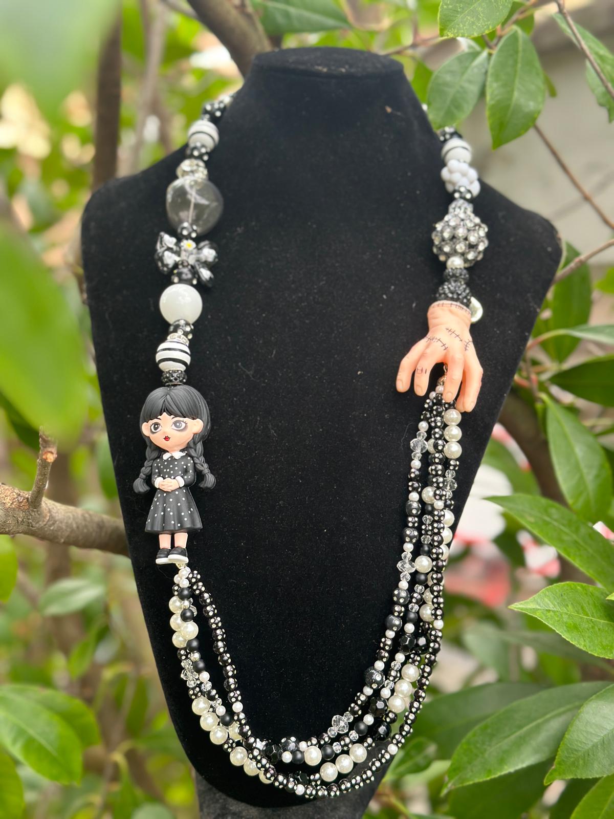 Collana Hand of Shadows
